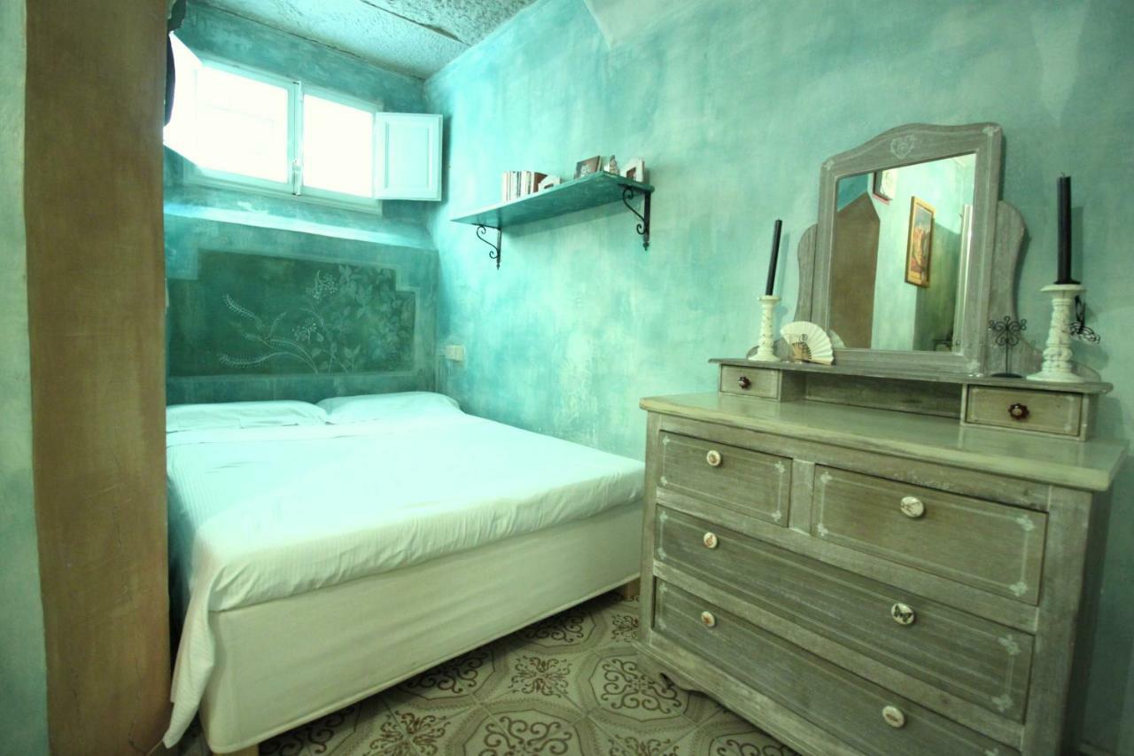 Hand Decorated House With Court * Florencia